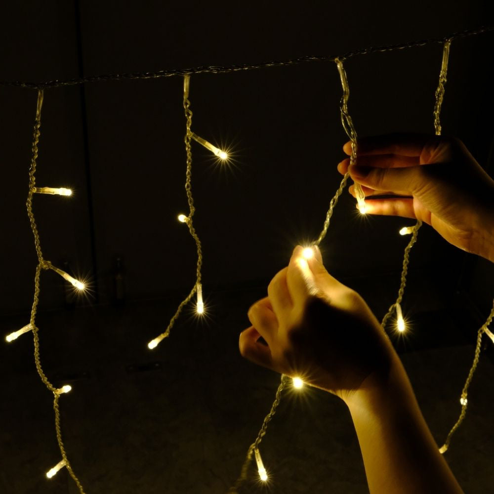 100 LED Connectable Icicle Light – Static — warm white in use 03 view.